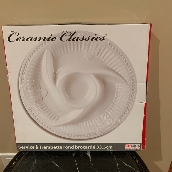 White ceramic embossed round chip - Picture 2 of 5